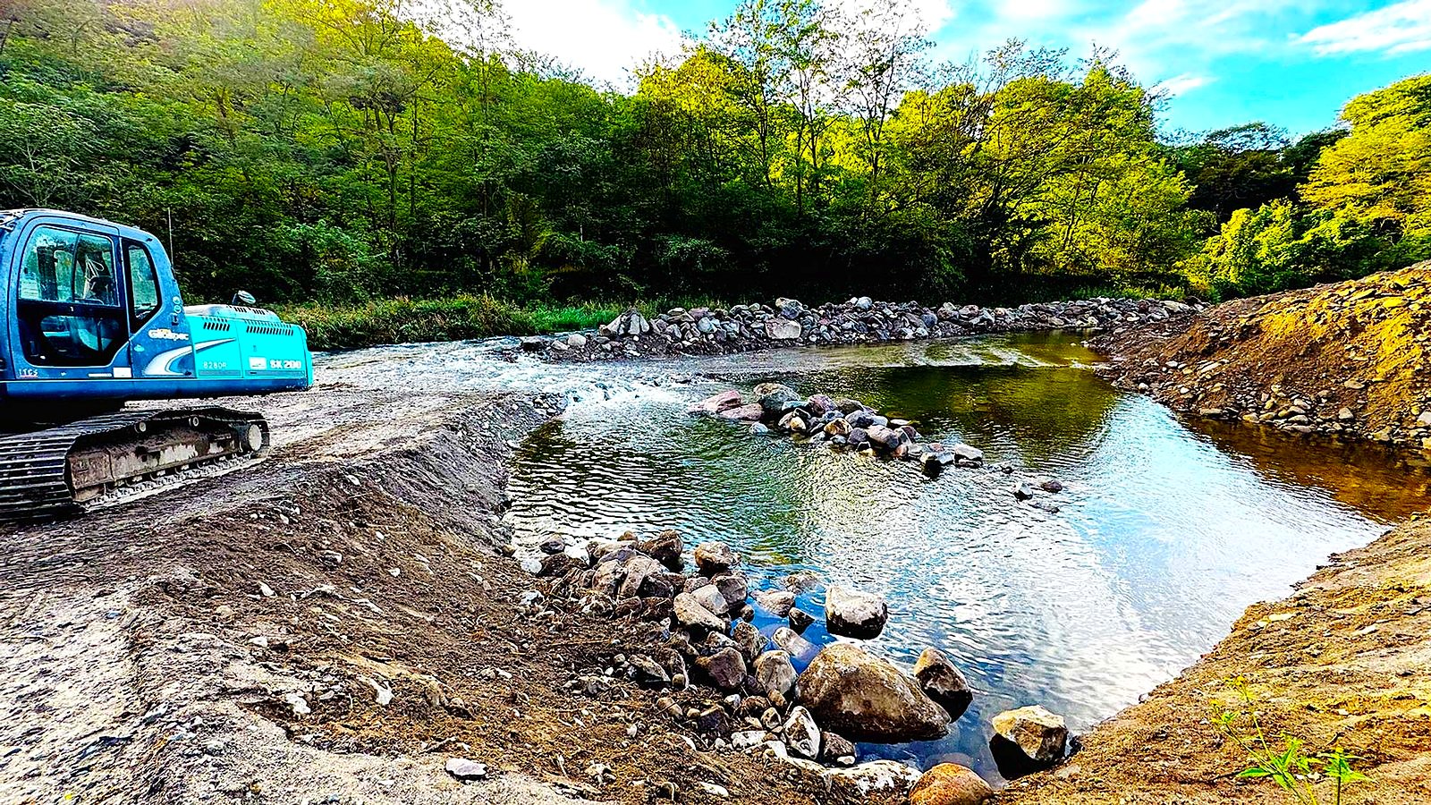 河川沿いの整地と石の据え直し