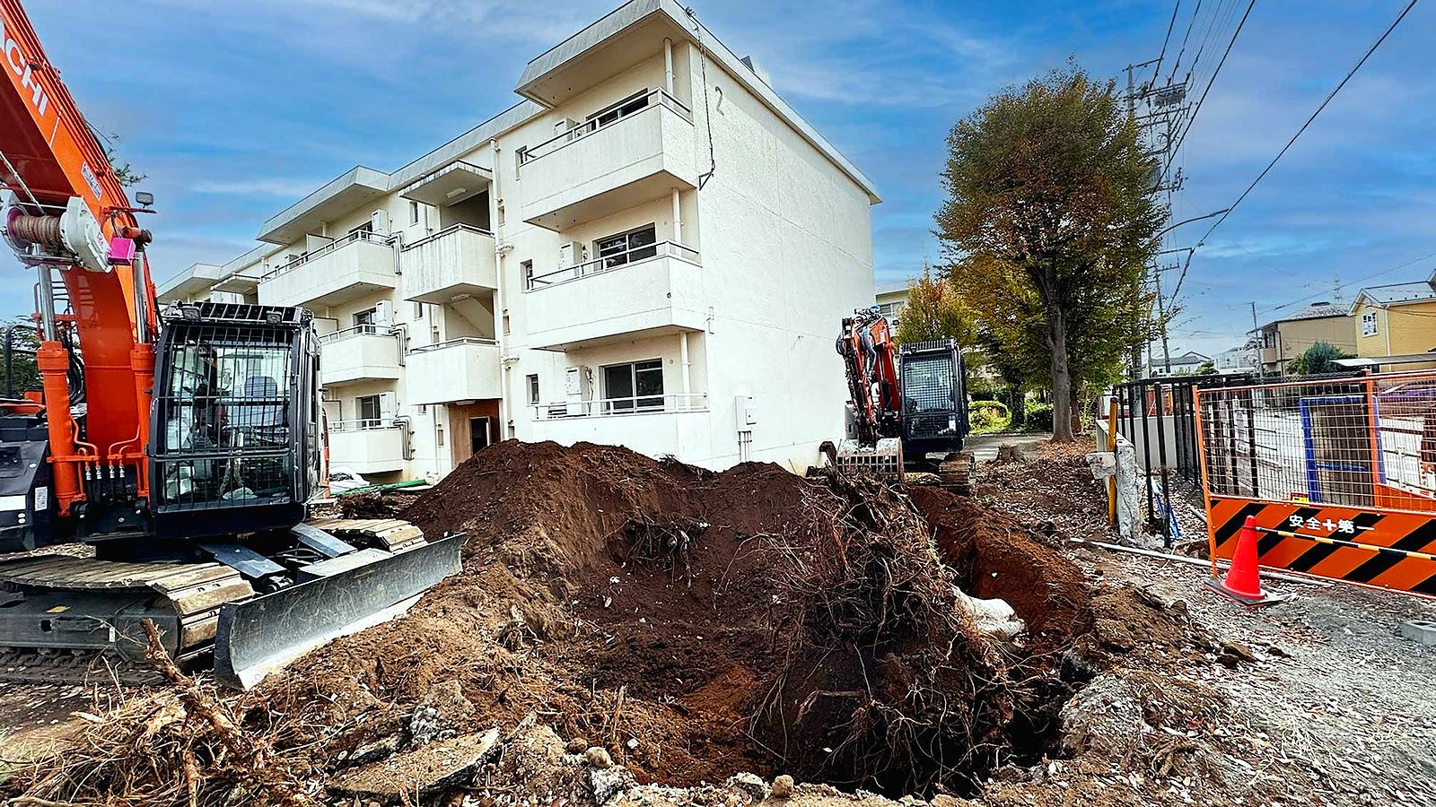 建物脇の伐根。根を重機で掘り起こす