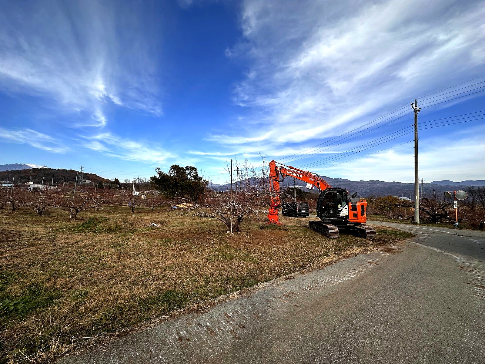 伐採後の整地。重機で地面をならす